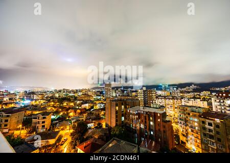 Cielo spettacolare con nuvole nella notte piovosa sul centro di Tbilisi, Georgia Foto Stock