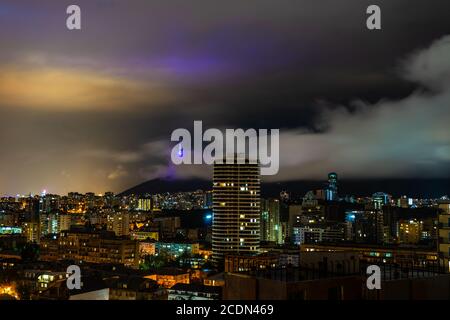 Cielo spettacolare con nuvole nella notte piovosa sul centro di Tbilisi, Georgia Foto Stock