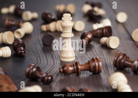 scacchi vincere concetto su sfondo di legno Foto Stock