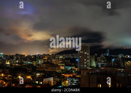 Cielo spettacolare con nuvole nella notte piovosa sul centro di Tbilisi, Georgia Foto Stock