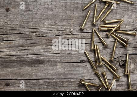 viti gialle sul tavolo di legno Foto Stock