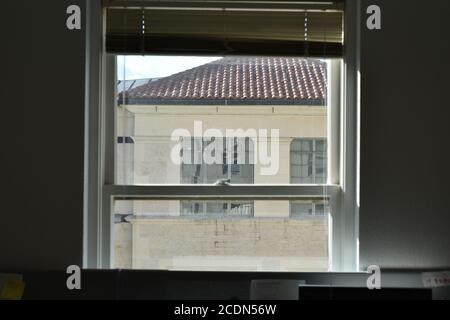 Edificio storico attraverso finestre storiche a doppio pannello. Mostra il Goldsmith Building dal West Mall Building. La scena è stata presa ad Austin, Tex Foto Stock