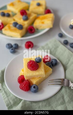 dolce torta di budino alla vaniglia fatta in casa Foto Stock