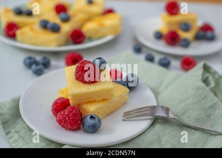 dolce torta di budino alla vaniglia fatta in casa Foto Stock