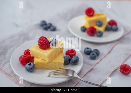 dolce torta di budino alla vaniglia fatta in casa Foto Stock