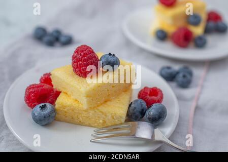 dolce torta di budino alla vaniglia fatta in casa Foto Stock