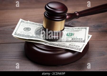 giudica gavel e soldi su tavola di legno marrone Foto Stock