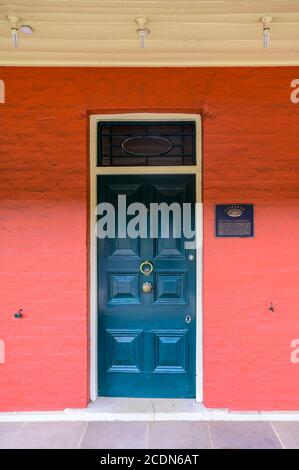 Bella porta d'ingresso e un muro rosso di un patrimonio storico di Cumberland St, The Rocks. Foto Stock