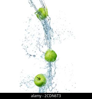 mele verdi in spruzzi d'acqua isolato Foto Stock