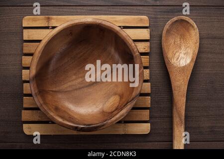 piatto di insalata di legno e cucchiaio su tavola marrone Foto Stock