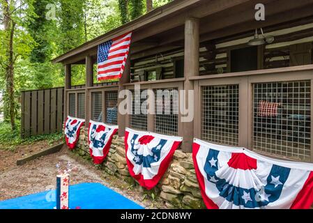 Storico capanno del corpo di conservazione civile al Vogel state Park con decorazioni per i visitatori durante una riunione di famiglia del 4 luglio al parco. Foto Stock