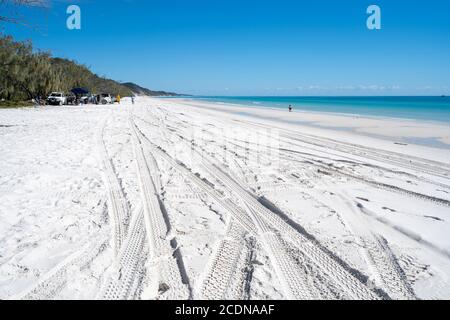 Percorsi in 4x4 nella sabbia vicino a Awinya Creek, riva occidentale di Fraser Island, Hervey Bay Queensland Australia Foto Stock