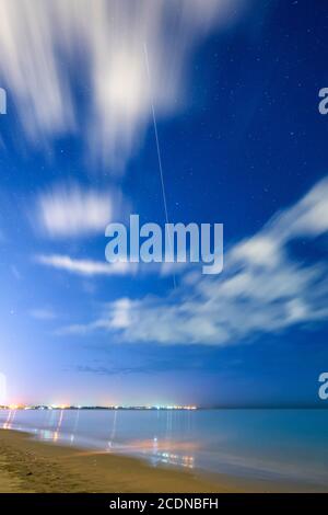 Trail of International Space Station in cielo notturno come esso Passa sopra Hervey Bay Queensland Australia Foto Stock