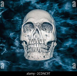 Cranio di plastica umana con nebbia su sfondo nero Foto Stock