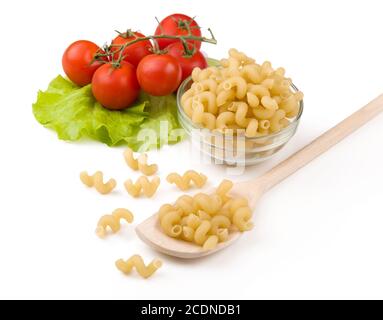 Pomodori, foglie e pasta isolati su un bianco Foto Stock