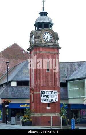 La Torre dell'Orologio, Bangor, Gwynedd 29 agosto 2020. Gli attivisti climatici della ribellione estinzione appendono bandiere sull'orologio della città nelle prime ore del mattino come parte di una serie di azioni che si svolgono in tutto il Regno Unito nei prossimi quattro giorni. Credit: Denise Laura Baker/Alamy Live News Foto Stock