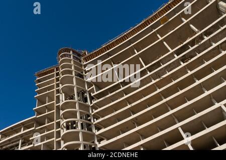 Cantiere moderno con impalcature Foto Stock