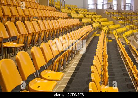 Lo stadio di giallo sedi Foto Stock