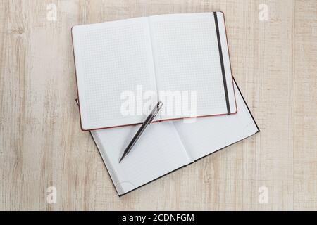 Vuoto il blocco note con penna su office tavolo in legno Foto Stock