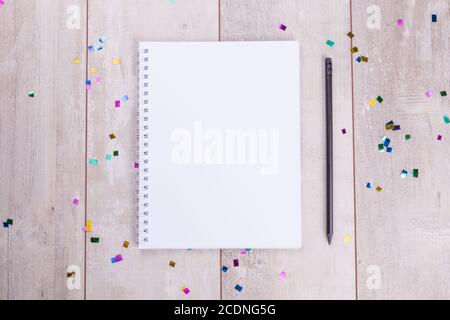Blocco note e matita vuoti sul tavolo di legno Foto Stock