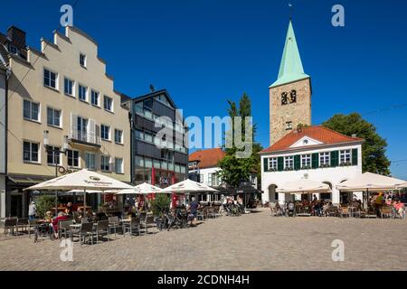 D-Dorsten, Lippe, zona Ruhr, Parco Naturale Hohe Mark Westmuensterland, Muensterland, Westfalia, Renania Settentrionale-Vestfalia, NRW, mercato, Chiesa di Sant'Agata, chiesa parrocchiale cattolica, Municipio Vecchio, ex casa di pesatura, rinascita, edifici residenziali, persone sedute in caffè marciapiede Foto Stock