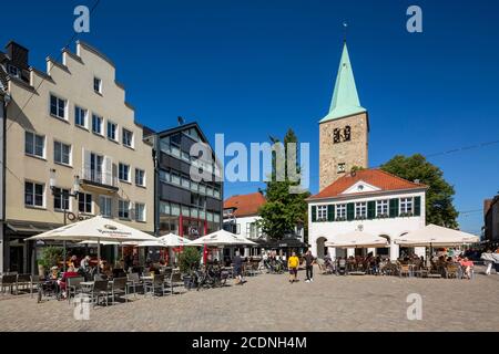 D-Dorsten, Lippe, zona Ruhr, Parco Naturale Hohe Mark Westmuensterland, Muensterland, Westfalia, Renania Settentrionale-Vestfalia, NRW, mercato, Chiesa di Sant'Agata, chiesa parrocchiale cattolica, Municipio Vecchio, ex casa di pesatura, rinascita, edifici residenziali, persone sedute in caffè marciapiede Foto Stock