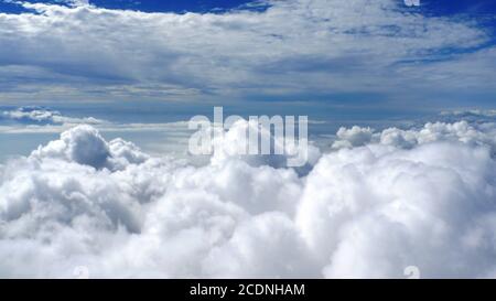 Cielo blu con torreggianti nuvole di cumuli bianchi Foto Stock