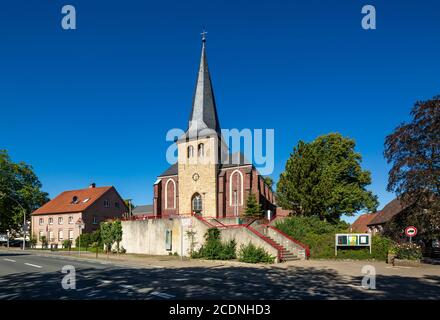 D-Dorsten, D-Dorsten-Hervest, Lippe, Ruhr, Hohe Mark Westmuensterland Nature Park, Muensterland, Westfalia, Nord Reno-Westfalia, NRW, Chiesa di San Paolo su una collina, chiesa parrocchiale cattolica, chiesa del villaggio con torre romanica della chiesa Foto Stock