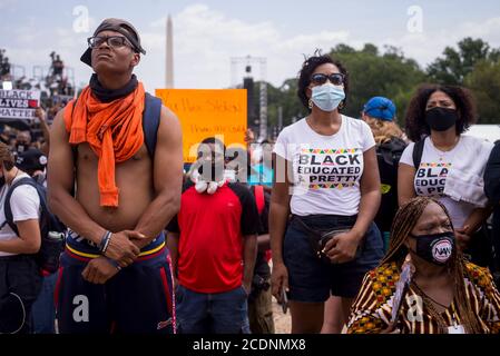 Washington, Stati Uniti. 29 Agosto 2020. I dimostranti si riuniscono al Lincoln Memorial per l'evento "Commitment March: Get Your Knee off our necks" a Washington, DC, Stati Uniti, 28 agosto 2020. Venerdì a Washington, DC, sono scese folle massicce per protestare contro la brutalità e il razzismo della polizia. Una serie di oratori si è rivolta a migliaia di manifestanti provenienti dai gradini del Lincoln Memorial, in occasione del 57° anniversario dell'icona americana dei diritti civili Martin Luther King Jr., famoso discorso "ho un sogno" del 1963 marzo su Washington. Credit: Alan Chin/Xinhua/Alamy Live News Foto Stock