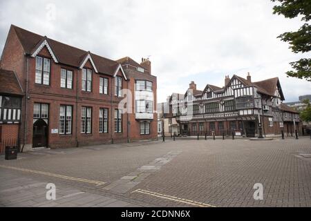 Vista di Piazza San Michele e del museo, Tudor House e Garden a Southampton, Hampshire nel Regno Unito, il 10 luglio 2020 Foto Stock