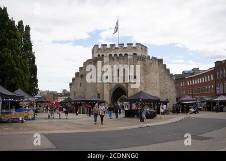 Viste di bancarelle e acquirenti a Bargate a Southampton, Hampshire nel Regno Unito, prese il 10 luglio 2020 Foto Stock