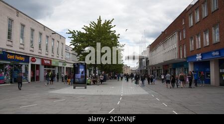 Viste di sopra Bar Street, il principale centro commerciale di Southampton nell'Hampshire nel Regno Unito, prese il 10 luglio 2020 Foto Stock