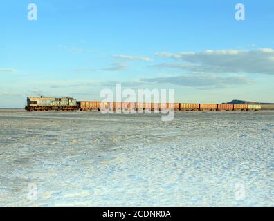 Federazione Russa, Baskunchak - 23 agosto 2015: Vecchio treno arrugginito sul lago salato Baskunchak Foto Stock