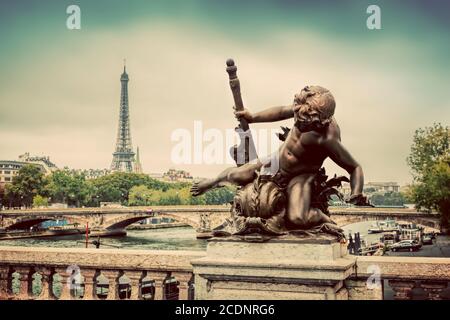 Statua sul ponte Pont Alexandre III a Parigi, Francia. Senna e Torre Eiffel. Foto Stock