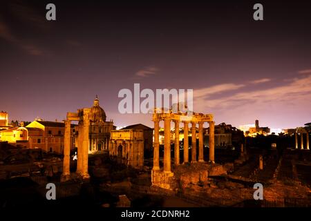 Il Foro Romano, Foro Romano a Roma, Italia di notte. Foto Stock