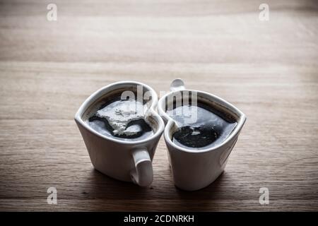 Caffè nero, espresso in due tazze a forma di cuore. Love, San Valentino 39;s Day, vintage Foto Stock