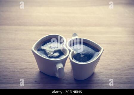 Caffè nero, espresso in due tazze a forma di cuore. Love, San Valentino 39;s Day, vintage Foto Stock