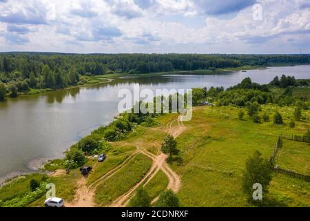 Un grande bacino idrico vicino al villaggio di Ushakovka, regione di Ivanovo in una giornata estiva. Foto scattata da un drone. Foto Stock