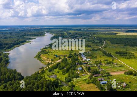Un grande bacino idrico vicino al villaggio di Ushakovka, regione di Ivanovo in una giornata estiva. Foto scattata da un drone. Foto Stock