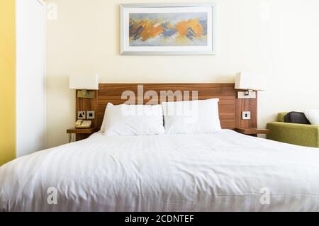 Camera d'albergo con letto matrimoniale e divano letto Foto Stock