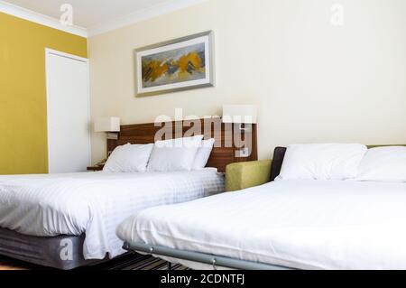 Camera d'albergo con letto matrimoniale e divano letto Foto Stock