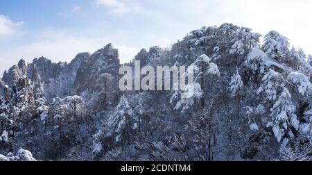 Scena di neve di Huangshan hill in inverno Foto Stock