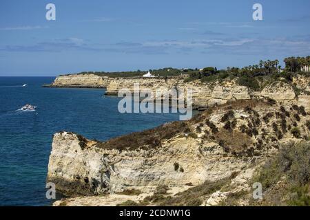 Costa rocciosa nell'Algarve ad Armacao de Pera, Portogallo, Europa Foto Stock