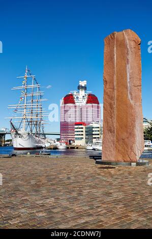 Quattro-Master-Bark Viking, Skanskaskrapan e scultura Källan di Bård Breivik, Goteborg, Svezia Foto Stock