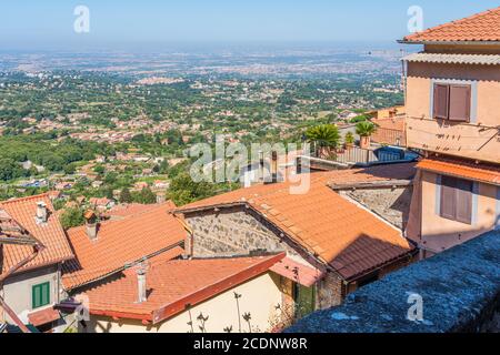 Vista panoramica a Rocca di Papa, piccolo paese della provincia di Roma. Lazio, Italia. Foto Stock