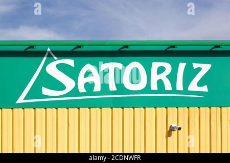 Macon, Francia - 15 marzo 2020: Logo Satoriz su una parete. Satoriz è una catena francese di negozi di prodotti biologici e per la salute Foto Stock