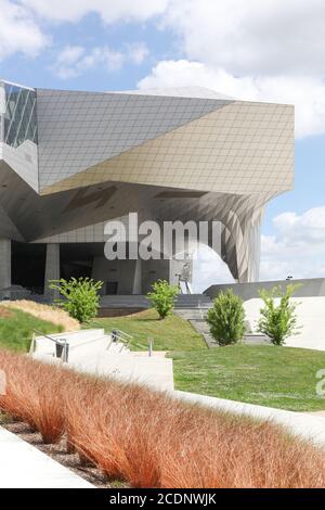 Lione, Francia - 3 luglio 2016: Il Musee des Confluences a Lione, Francia. Il Musee des Confluences è un centro scientifico e un museo di antropologia Foto Stock