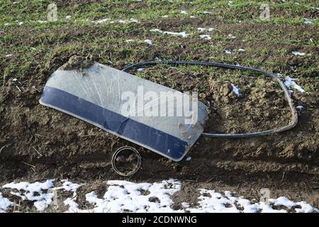 Parabrezza rotto della vettura dopo un incidente Foto Stock