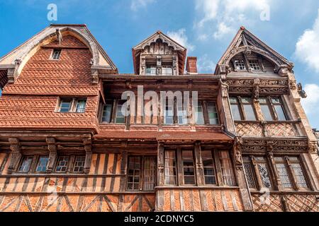 Vista sul Manoir de la Salamandre, una storica casa in stile Tudor signorile a Etretat, Normandia, Fran Foto Stock