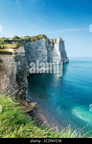 Le bianche scogliere di Etretat si affacciano sul famoso Arco Naturale la Porte d`Aval, Costa d'Alabastro, Foto Stock